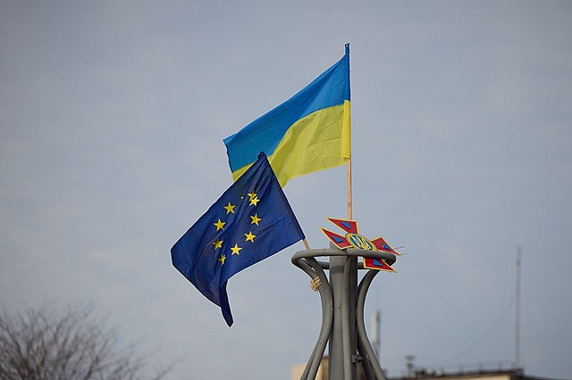 Ukrainian_and_EU_flags_Kherson