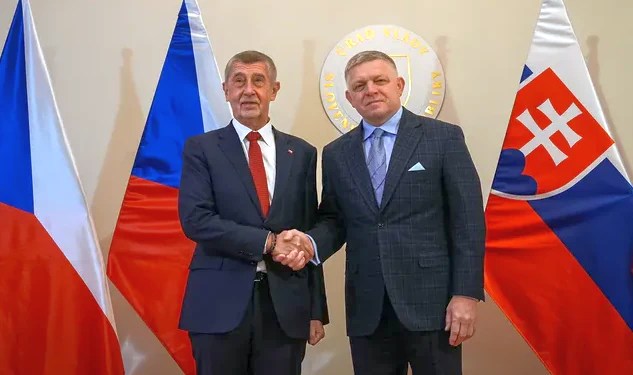 Fico-Babis-vlajky